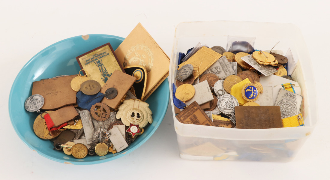 Parti medaljer, märken, m.m.