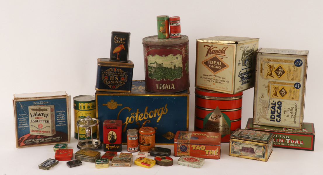 Parti äldre plåtburkar, m.m.