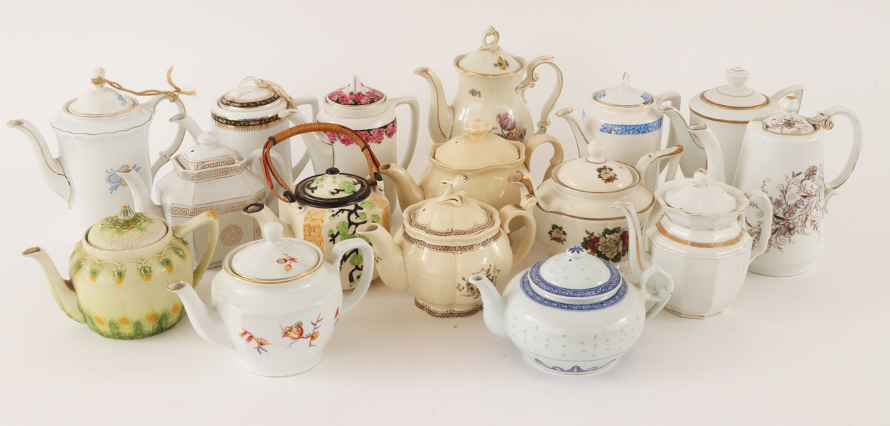 Te- och kaffekannor 16st, bl.a. 1800-tal