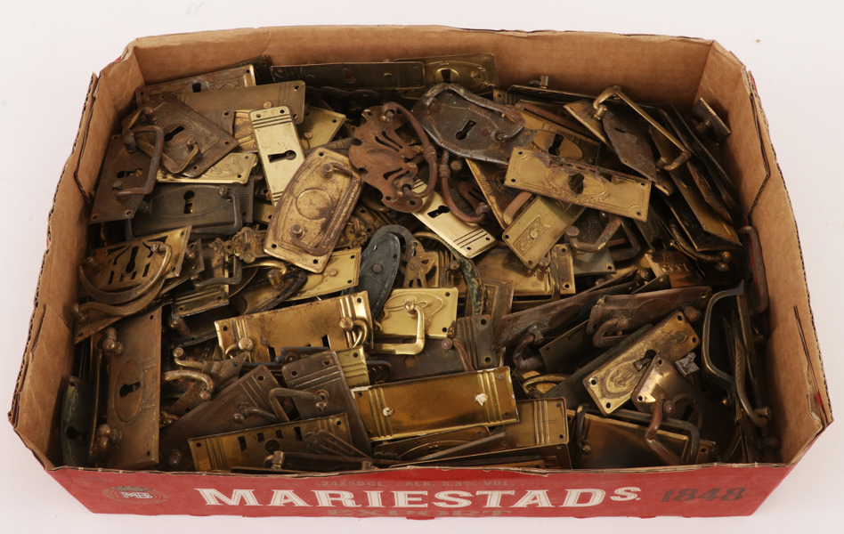 Parti beslag och draghandtag, mestadels jugend