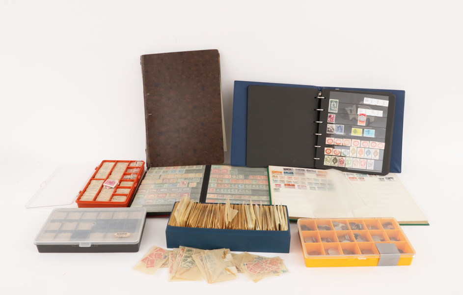 Parti frimärken och mynt, bl.a. i album