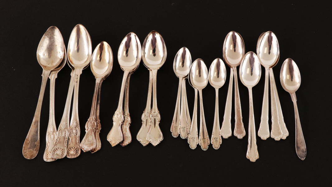Parti te- och kaffeskedar i silver, bl.a. 1800-tal