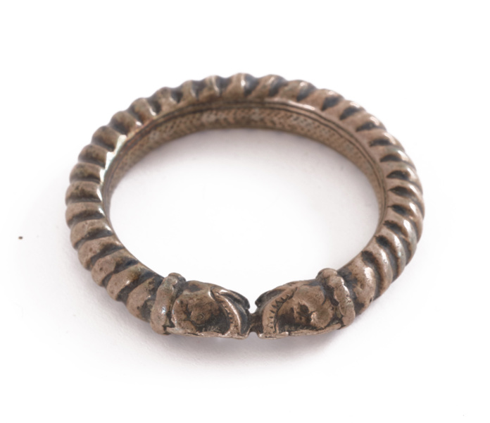 Armring, troligen silver, orientalisk