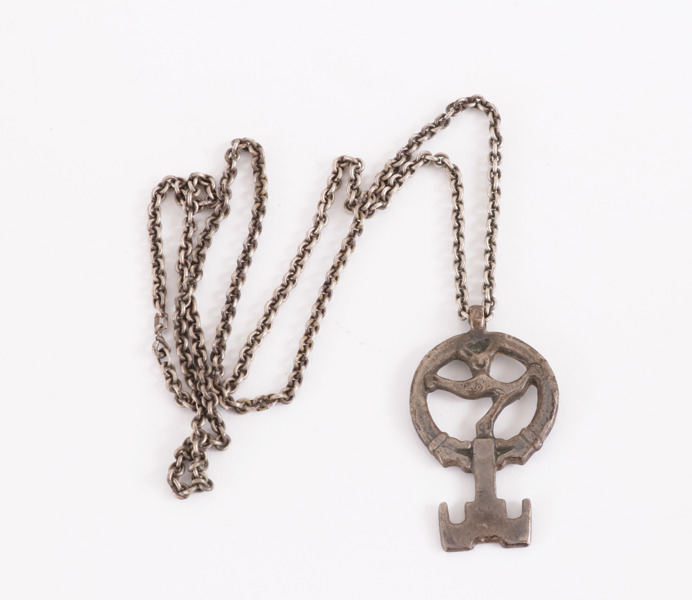 Halsband med hänge, sterlingsilver, "Himmelrikets Nyckel", 1984