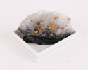 Mineral med guldbitar