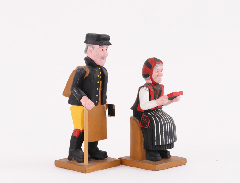 Träskurna figurer 2st, Bjursås, daterad 1976