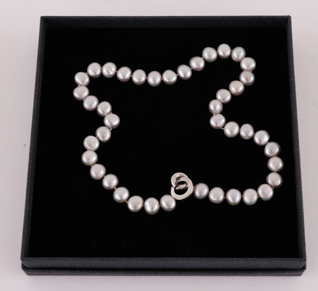 Pärlhalsband med lås i sterlingsilver