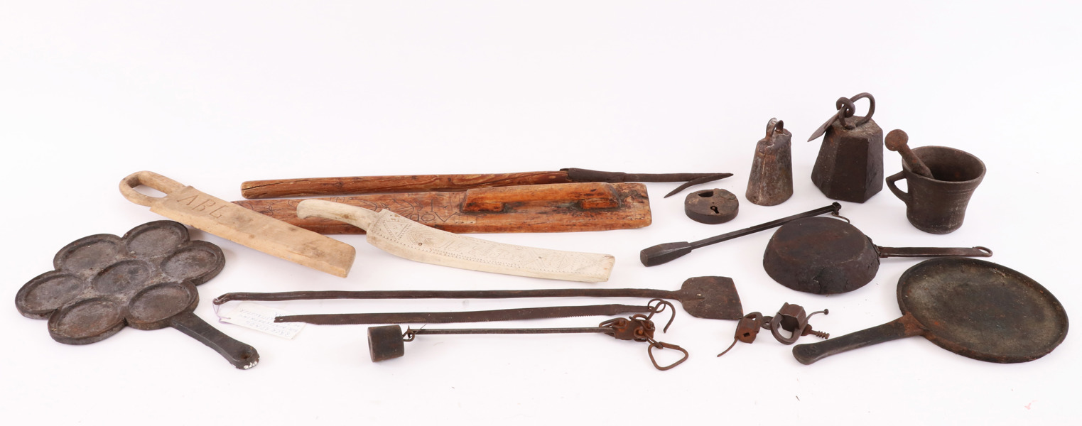 Parti metall, allmogeföremål, m.m. 17/1800-tal