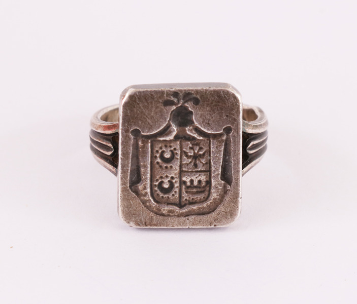 Adelsring i silver, 1800-tal