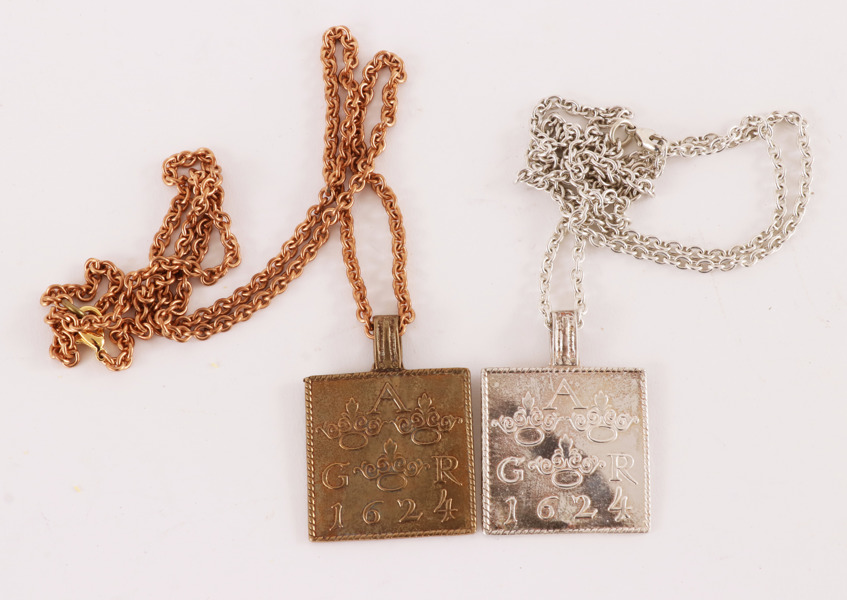 Halsband med hängen 2st