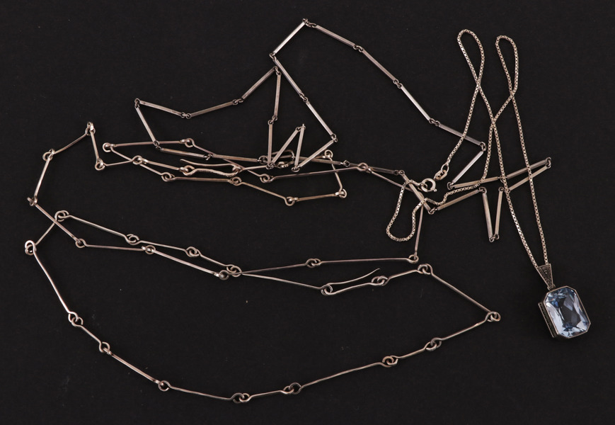Silverhalsband 4st, varav ett med hänge