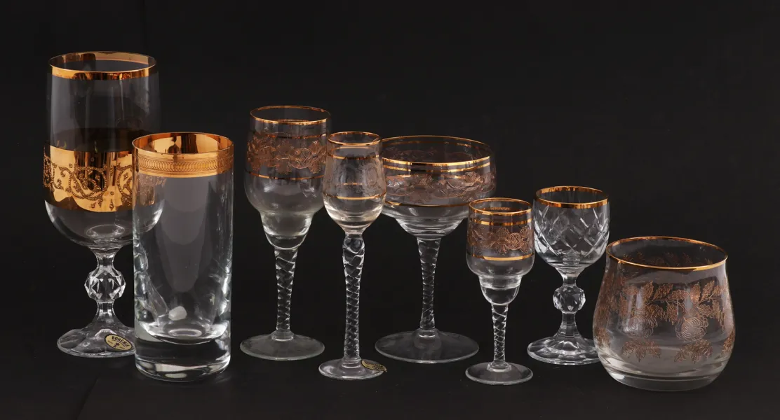 Glasservisdelar med förgylld dekor, bl.a. Bohemia