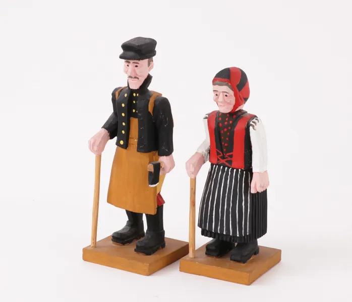 Träskurna figurer 2st, Bjursås