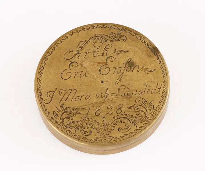 Dosa med lock, daterad 1828