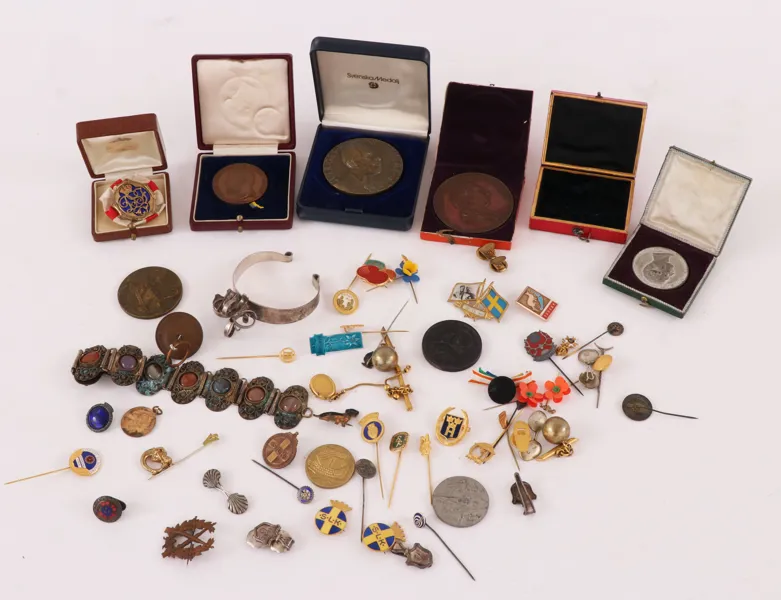 Parti medaljer, pins och smycken