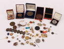 Parti medaljer, pins och smycken