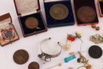 Parti medaljer, pins och smycken