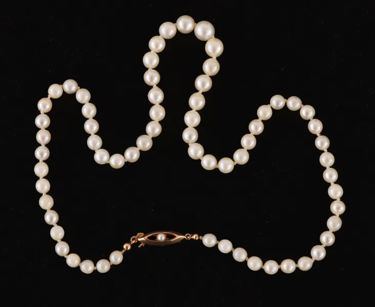 Pärlhalsband med lås i 18k