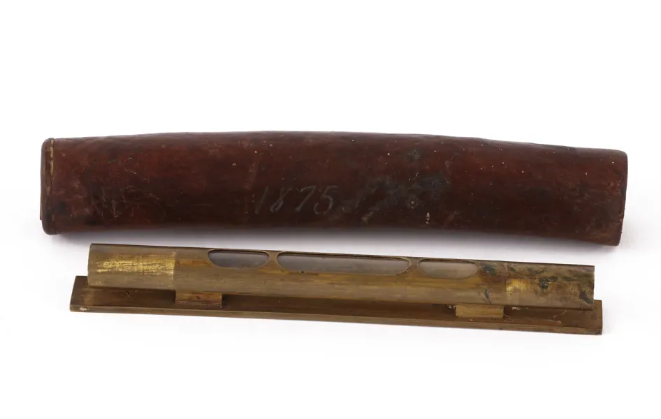 Vattpass med läderfodral, daterat 1875