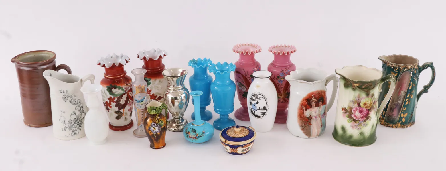 Parti glas och keramik, mestadels tidigt 1900-tal