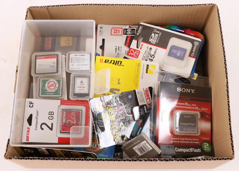 Parti SD-kort, batteripack, m.m.