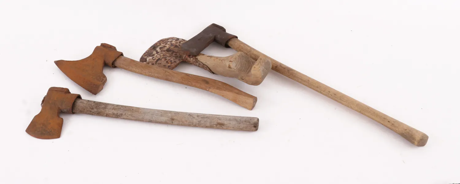 Yxor 3st samt spade, bl.a. 1800-tal