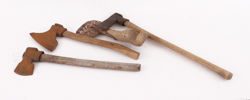 Yxor 3st samt spade, bl.a. 1800-tal