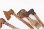 Yxor 3st samt spade, bl.a. 1800-tal