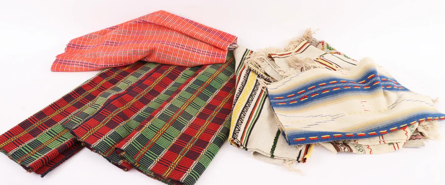 Parti allmogetextilier, bl.a. 1900-talets första hälft