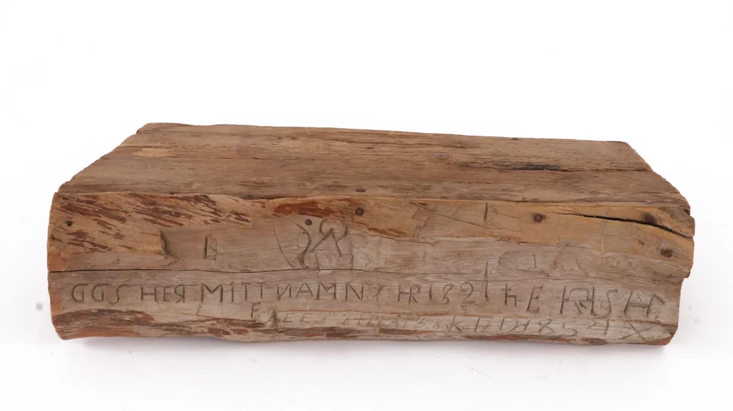 Trästycke med text, allmoge, daterad bl.a. 1821