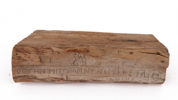 Trästycke med text, allmoge, daterad bl.a. 1821