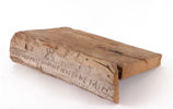 Trästycke med text, allmoge, daterad bl.a. 1821