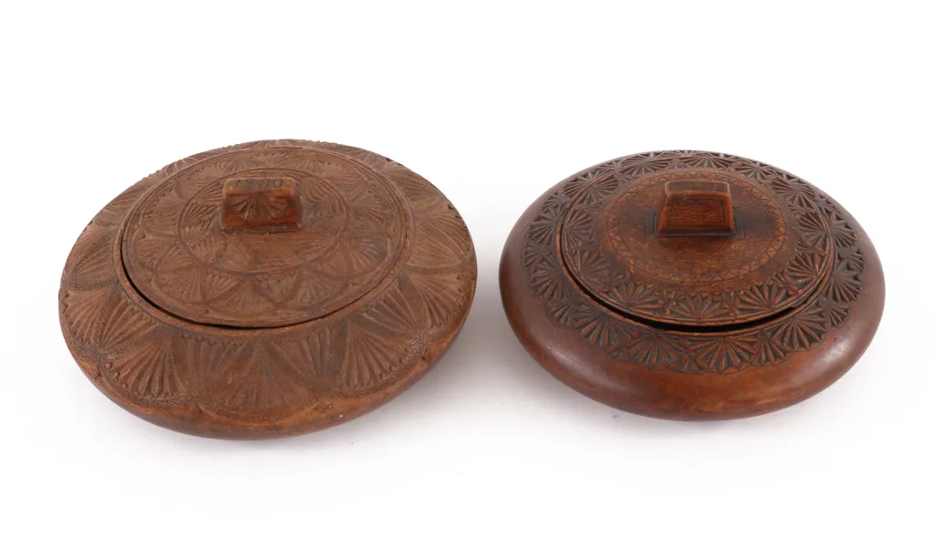 Svarvburkar med lock 2st, bl.a. daterad år 1800