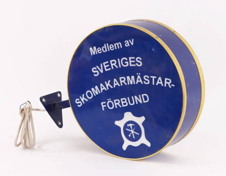 Fasadskylt med belysning, "Sveriges Skomakarmästarförbund"