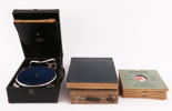 Resegrammofon med skivor, 1900-talets första hälft