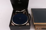 Resegrammofon med skivor, 1900-talets första hälft
