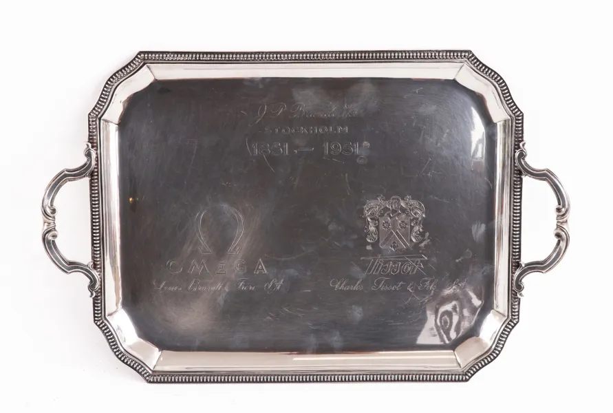 Serveringsbricka i sterlingsilver, daterad 1951