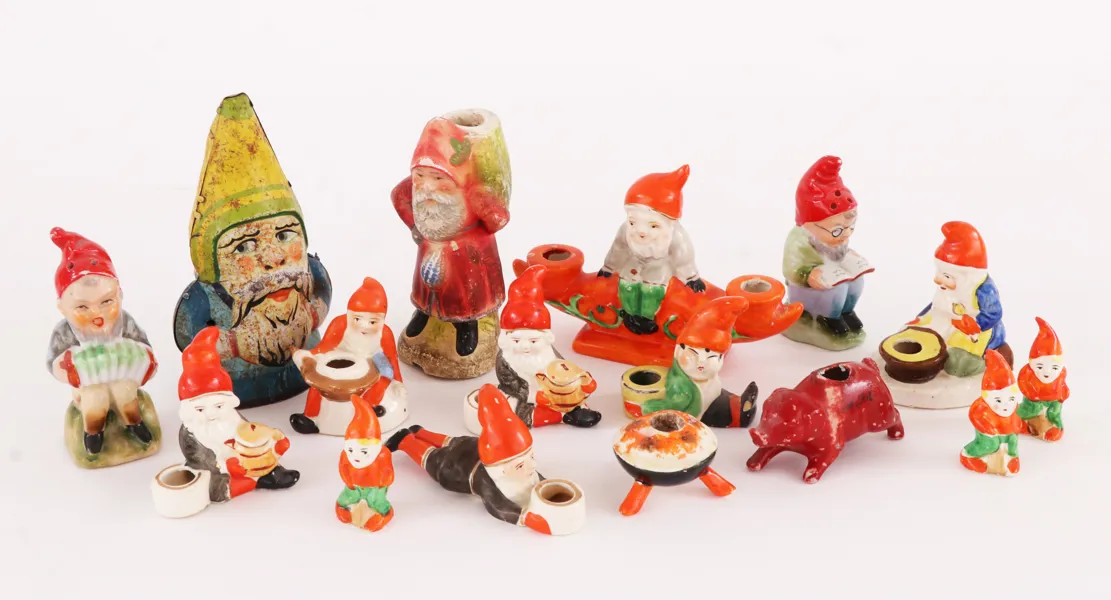 Parti ljusstakar och tomtefigurer, bl.a. tidigt 1900-tal