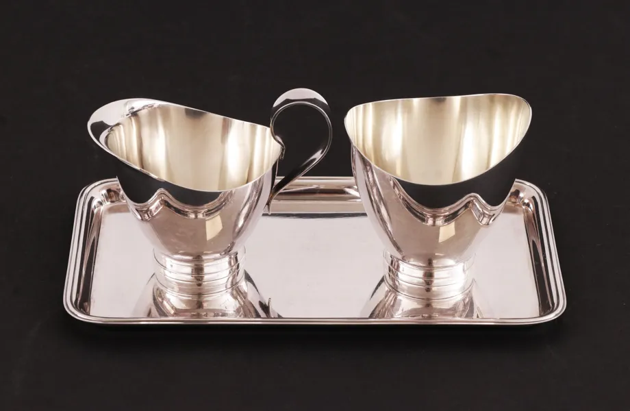 Gräddkanna och sockerskål med bricka, silver, GAB, Stockholm, 1961