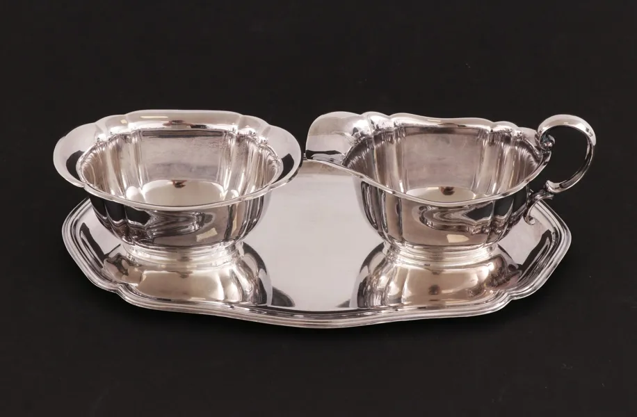 Bricka med mjölkkanna och sockerskål, silver, rokokostil, 1900-tal