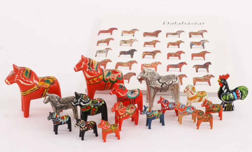 Dalahästar och tupp i miniatyr 18 delar samt bok