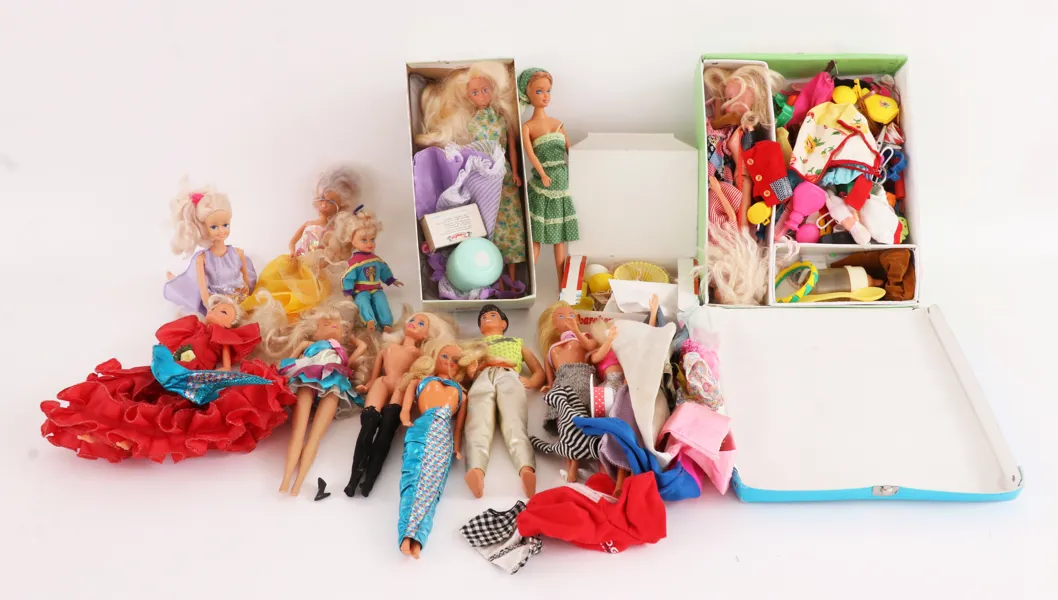Parti dockor och kläder, bl.a. "Barbie"