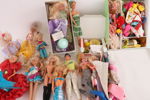 Parti dockor och kläder, bl.a. "Barbie"
