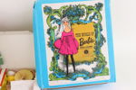 Parti dockor och kläder, bl.a. "Barbie"