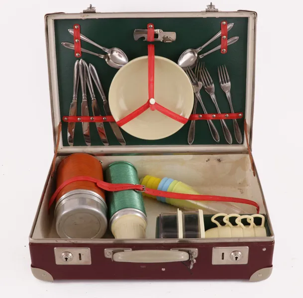 Picknickväska med innehåll, 1950-tal