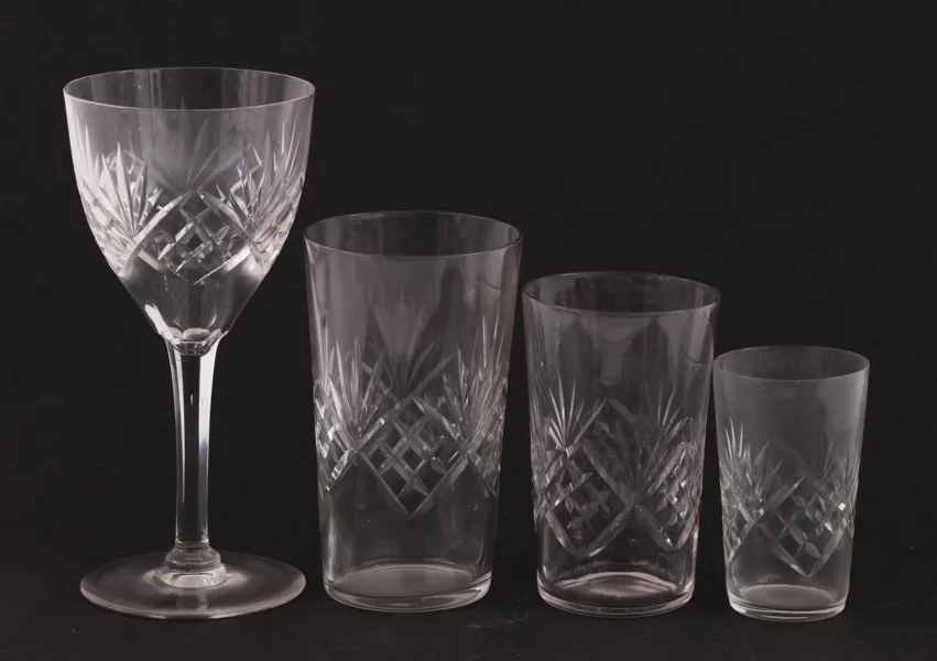Glasservisdelar, med "Helga"-slipning, 1900-talets första hälft