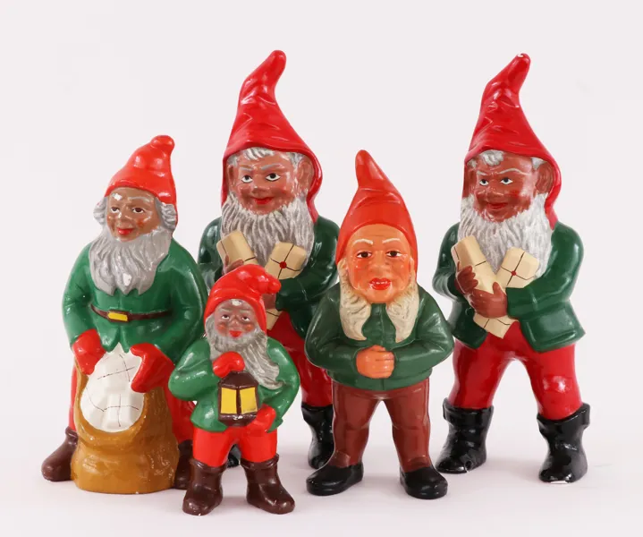 Tomtefigurer 5st, mestadels omkring 1900-talets mitt