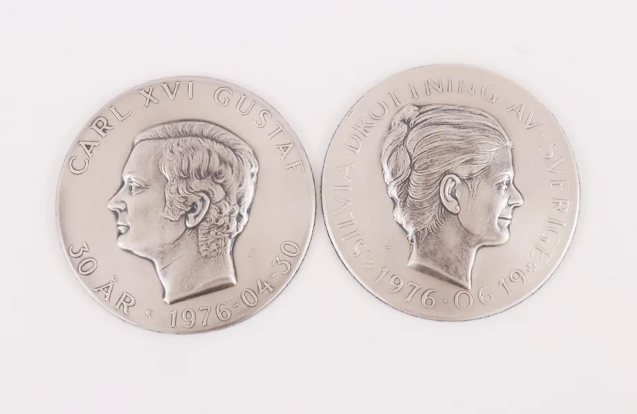 Väggplaketter ett par, finsilver, "Silvia Drottning av Sverige" och "H.M Konung Carl XVI Gustaf 30 år", 1976